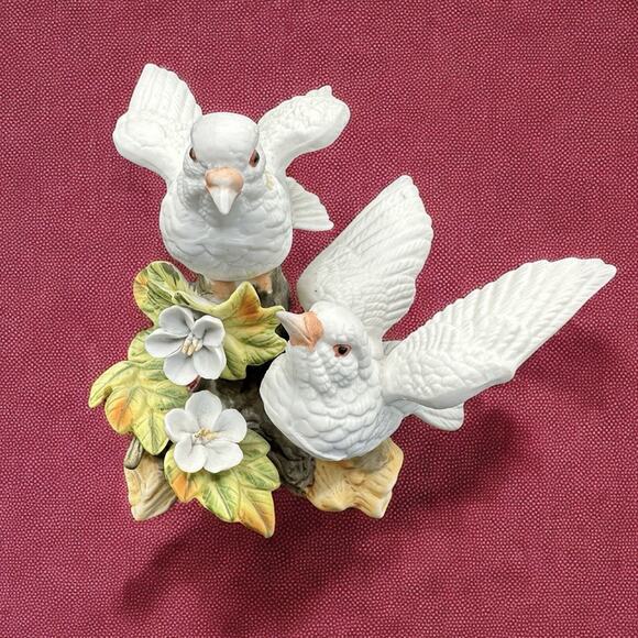 Vintage Pair of Porcelain White Doves With White Flowers Figurine Sculpture MINT - Picture 1 of 9